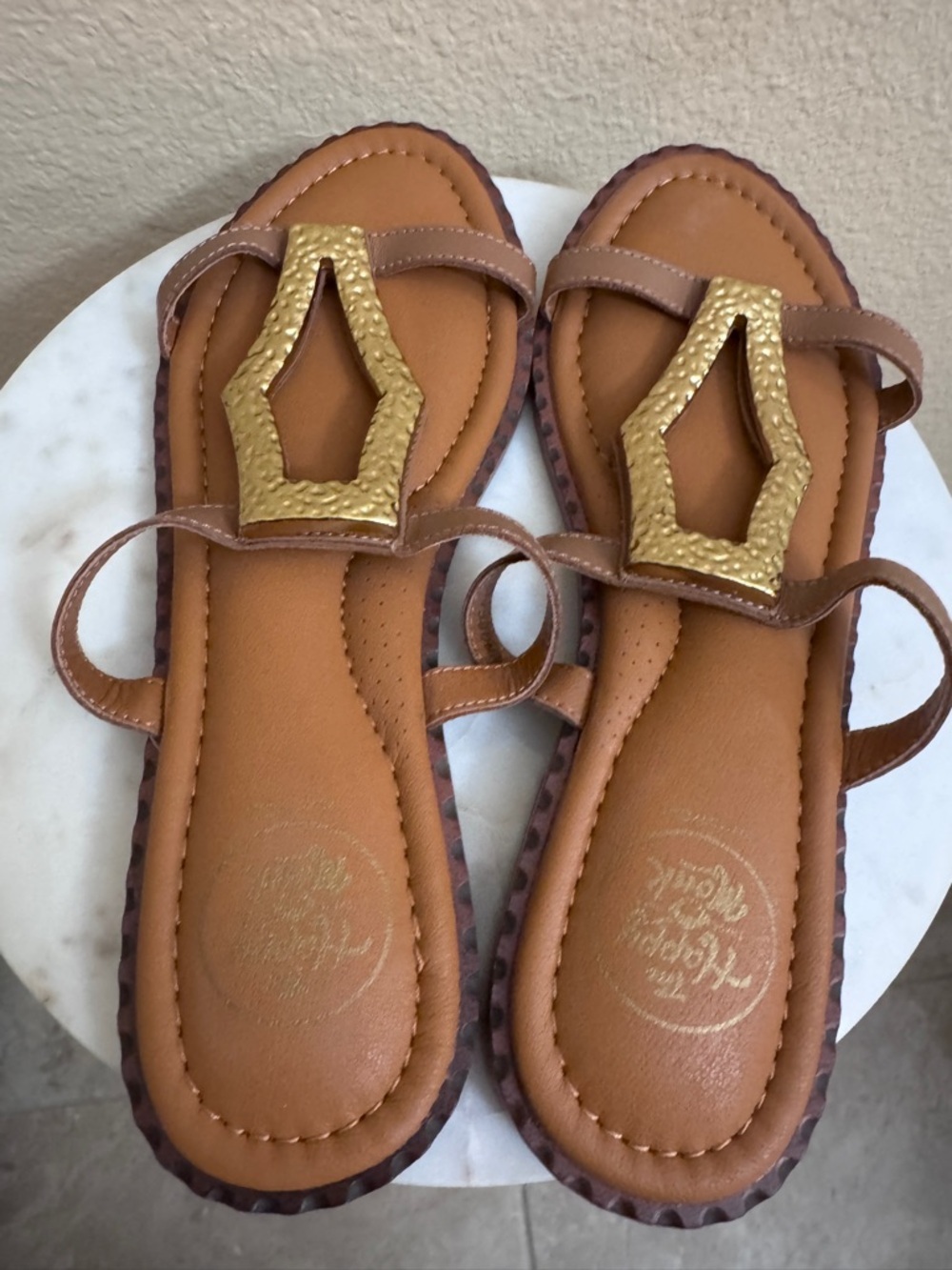 New Women Classic Leather Sandals gold accent Sz 8 beach resort pool summer - Picture 2 of 4